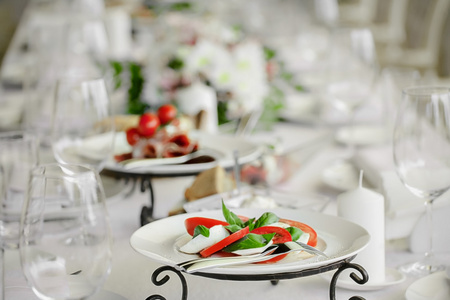 白板是在餐厅的桌子上。马苏里拉 番茄 罗勒板 kapreze 或凯普莱斯在大班上
