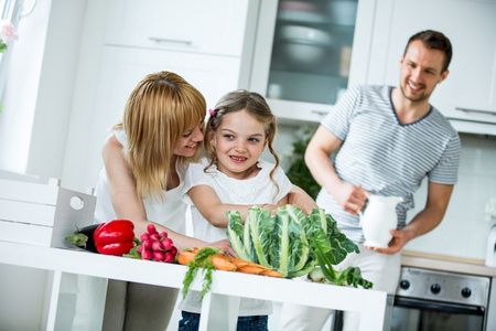 年轻的家庭，在厨房里的新鲜蔬菜