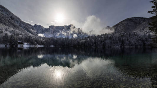 第一场雪在山下湖