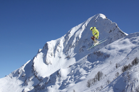 跳上高山滑雪骑手。极限滑雪随心所欲的运动