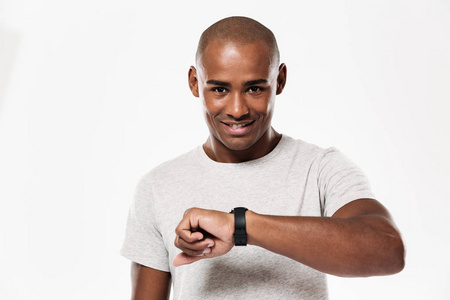 性格开朗的年轻非洲人使用手表