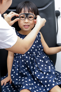 亚洲中国小女孩做眼睛检查