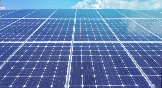 可再生绿色能源太阳能电池屋顶安装