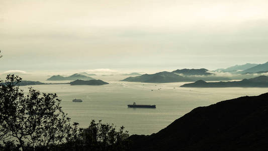 货船航向海湾鸟瞰图片