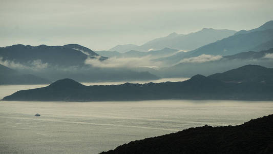 货船航向海湾鸟瞰图片