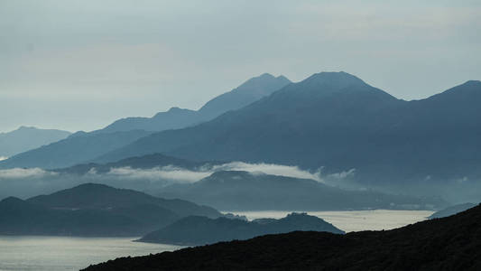 货船航向海湾鸟瞰图片