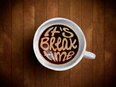随时间刻字，关于时间，醒，恰当的时机动机报价的咖啡杯。现实的黑咖啡，棕色木制背景与动机。早晨喝咖啡