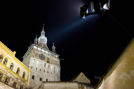 Sighisoara 的钟楼在夜间被反射器照亮