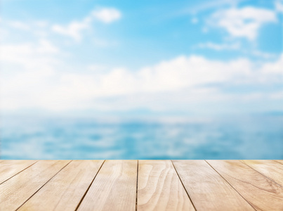 木桌上蓝色的大海和白色的沙滩上