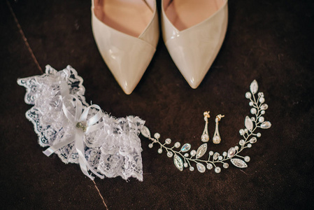 带耳环和吊袜带的新娘鞋