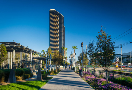 走道和现代摩天大楼在市中心圣地亚哥，加利福尼亚州