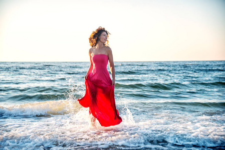 女人站在海边
