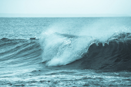 新兴海中的波浪在海岸附近