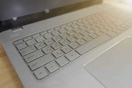 键盘笔记本电脑在木桌上, 关于业务的概念