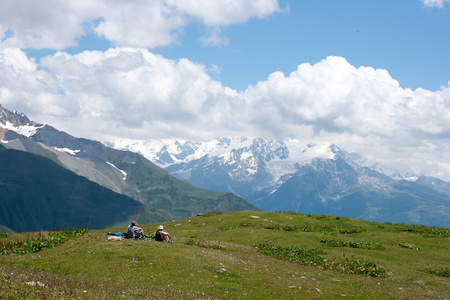 在山中徒步旅行