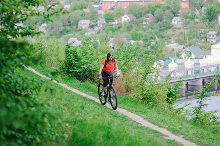 在树林里骑自行车的女孩