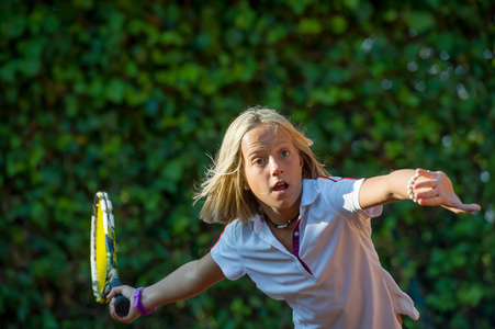 用球拍在网球场上的女孩