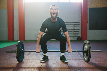 在 crossfit 健身房锻炼胡子的运动员