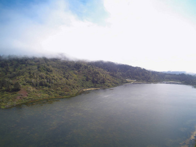 美丽的湖山鸟瞰