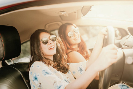 年轻快乐亚洲女孩最好的朋友笑着在车上微笑, 在旅途中度假