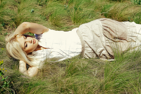 女人睡在草地上