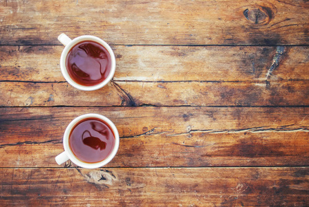 在男人和女人手中的茶杯。选择性焦点