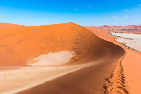 风景秀丽的索苏斯和 Deadvlei 粘土和盐田雄伟沙丘环抱。纳米布诺克国家公园，在纳米比亚的旅游目的地。超广