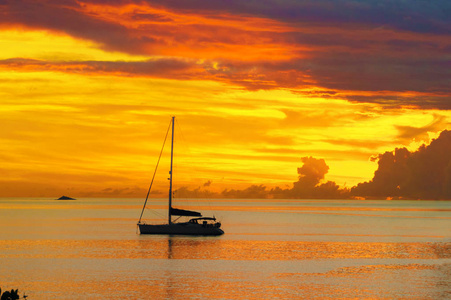 在加勒比，圣卢西亚岛风光秀丽的大海和帆船游艇剪影的日落