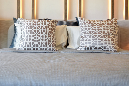 用棕色枕头在床上和装饰台灯时尚卧室室内设计