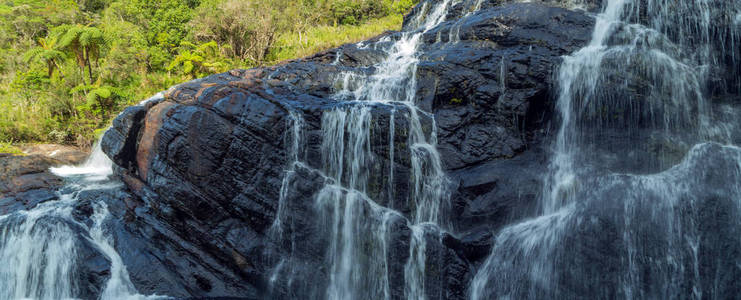 贝克瀑布全景。斯里兰卡霍顿平原国家公园