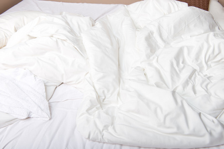 躺在床上的白色 bedcloth