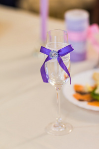 特写的婚礼装饰在桌子上的香槟杯