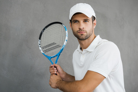 英俊的男人，在网球的衣服