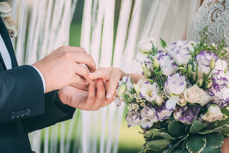 棕榈树的新婚夫妇的结婚戒指