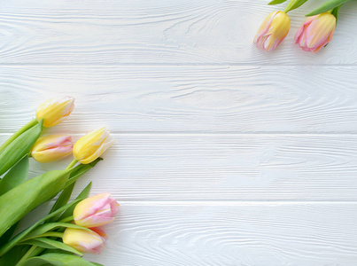 可爱的郁金香花, 白色的木制背景, 节日明信片妇女节或母亲节。花卉弹簧背景与复制空间。平躺