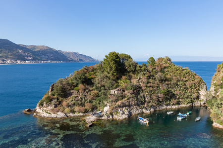 岛上有小船靠近陶尔米纳，在意大利西西里海岸