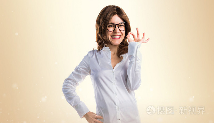 女学生制作 ok 的手势