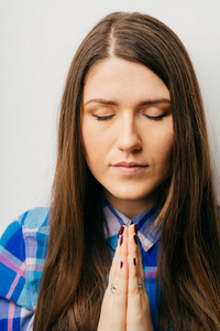 年轻女子祈祷