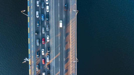 空中顶视图的桥梁道路汽车交通的车多，交通概念