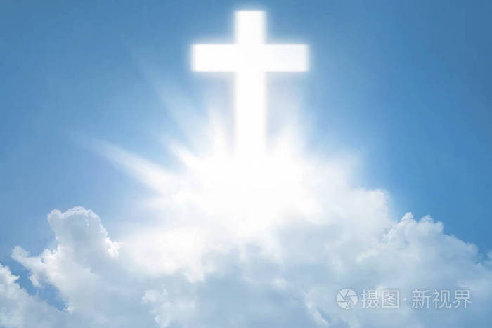 明亮的十字架在云彩