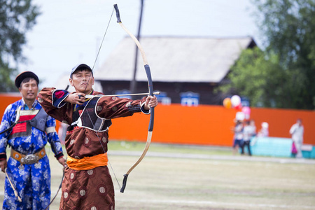 年轻人从体育弓射击