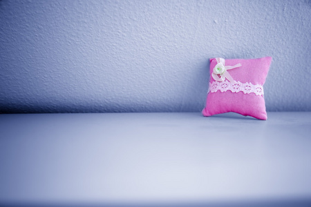 墙上的粉红色枕头