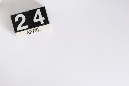 四月二十四日。 4月24日白色bac木色历的图像