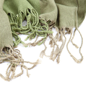 绿色与白色背景上的流苏围巾