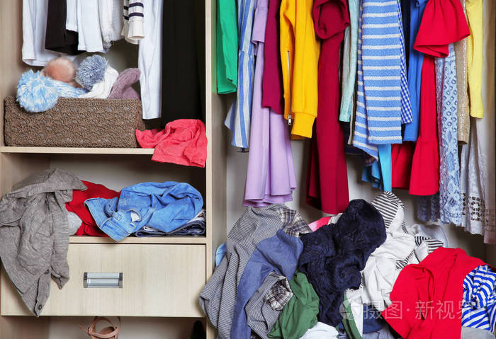 衣柜与凌乱的衣服, 特写