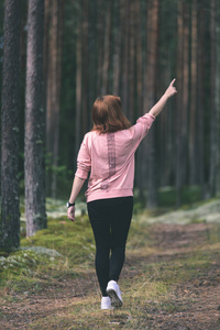 年轻女人享受自然在森林老式旧看