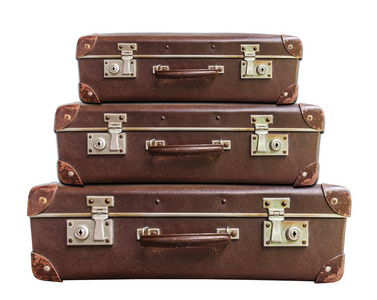 白色背景上的三个老式棕色手提箱