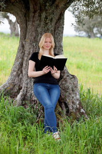 读一本书树下的女人
