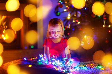 小女孩玩圣诞灯