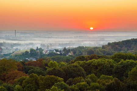 令人兴奋上空灰蒙蒙的城市和公园，鸟瞰图，利沃夫的日出